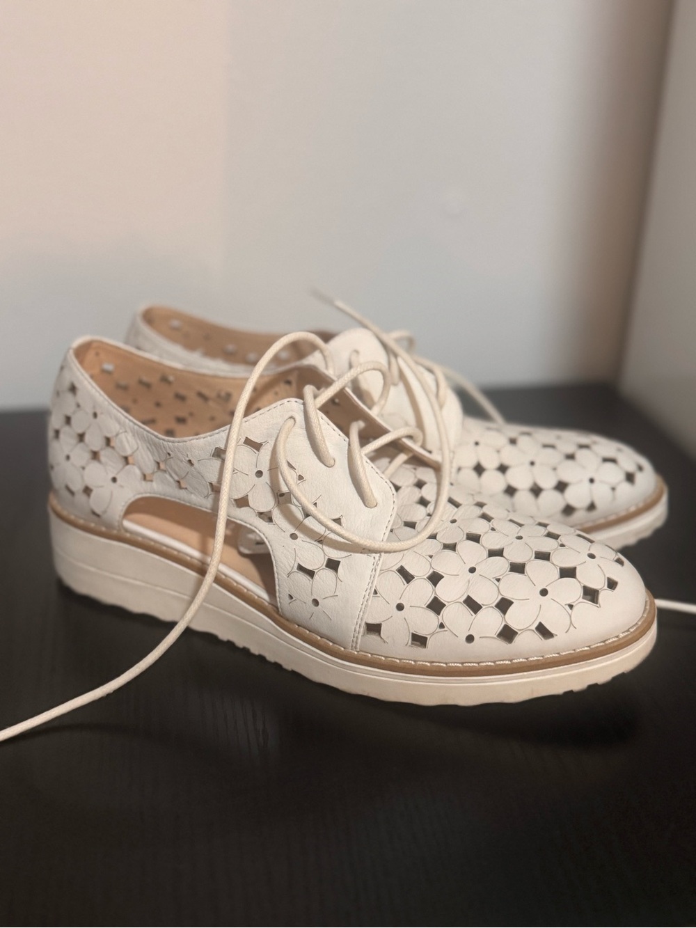 DJANGO & JULIETTE OTAY Women’s Lace-Up Cutout Oxfords in Cream size 7